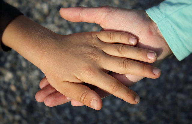 Resultado de imagen de niÃ±os dandose la mano
